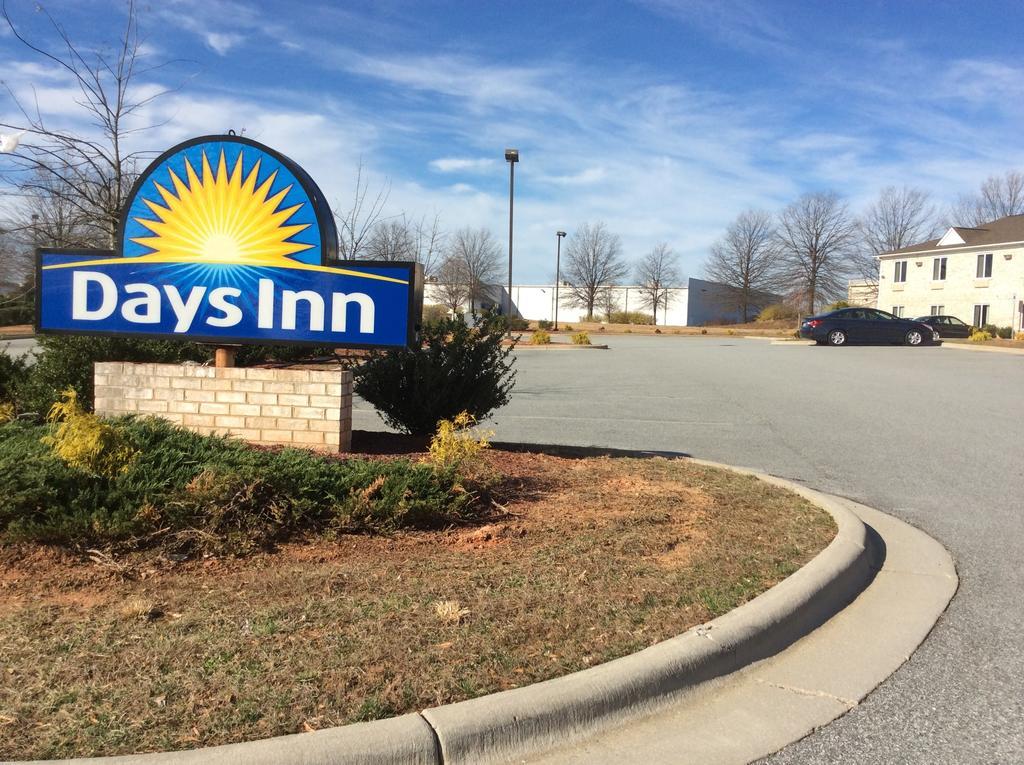 Days Inn By Wyndham Greensboro Nc Exterior foto